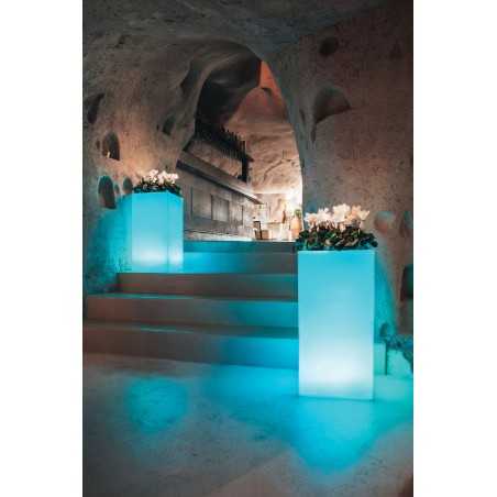 Vaso luminoso alto moderno di design 40x40 H80 in polimero resistente con LED blu per interno ed esterno - Made in Italy - Monacis