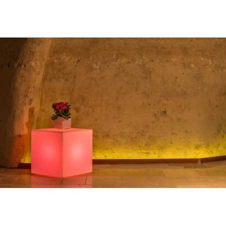Lanterna cubo moderno d’arredo luminoso di design 40x40 H40 in polimero LED rosso resistente per interno ed esterno - Made in Italy - Monacis